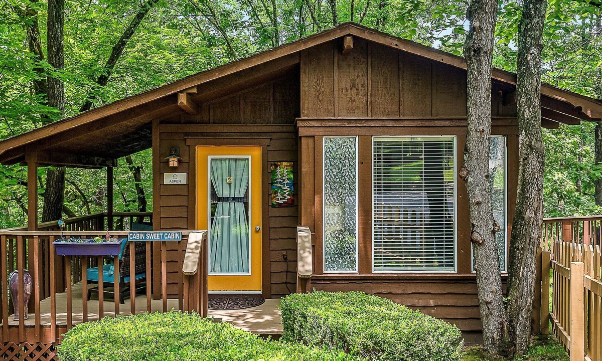 Eureka Springs Historic District Cabin | 1 Bedroom Cabin In The Woods, Private Covered Porch, Jacuzzi, Kitchen & Hot Tub!