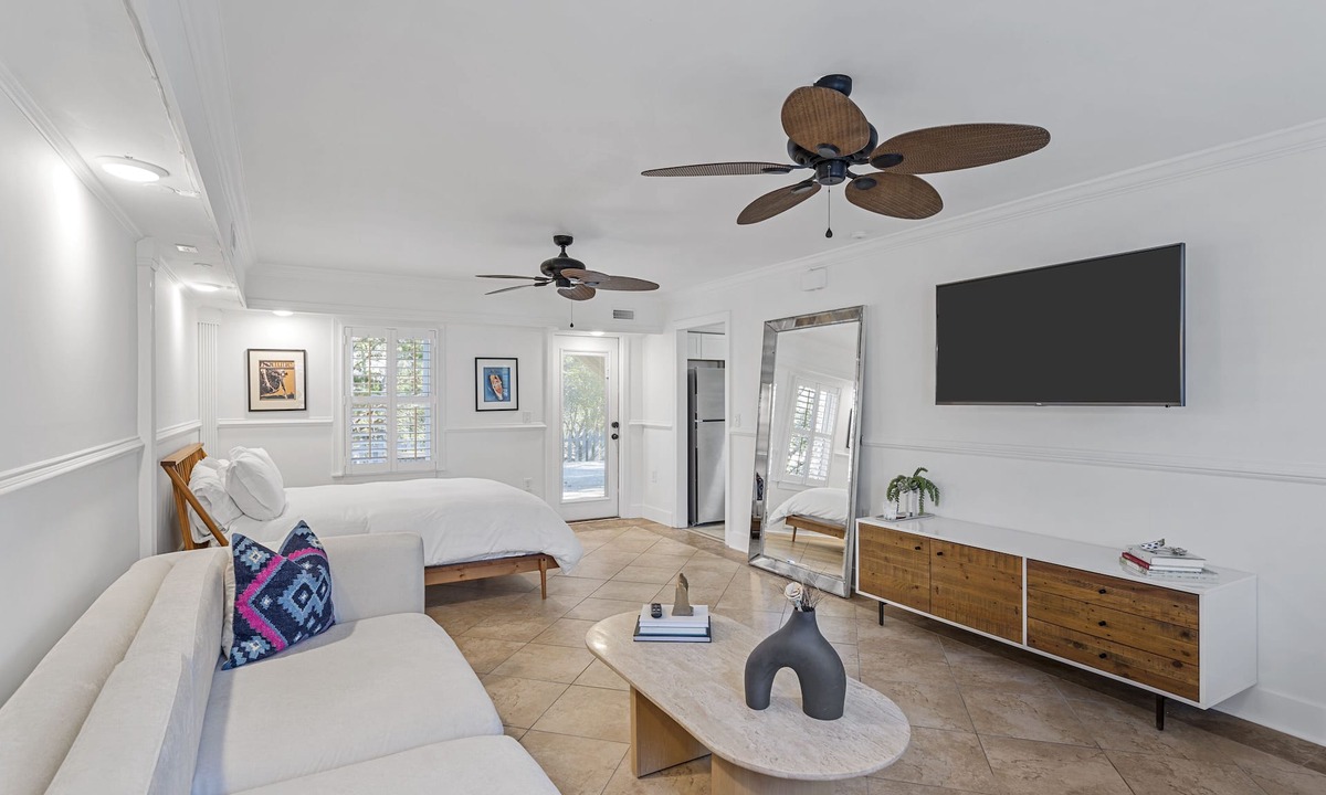 Charleston House | 10 mins to Downtown and beach - Shem Creek Suite - King Bed