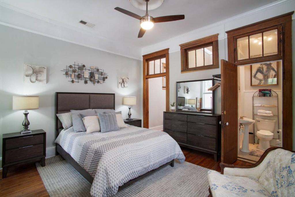 Historic Downtown Savannah Bed & Breakfast | 101 E Waldburg - Cozy Cottage just off of Forsyth Park