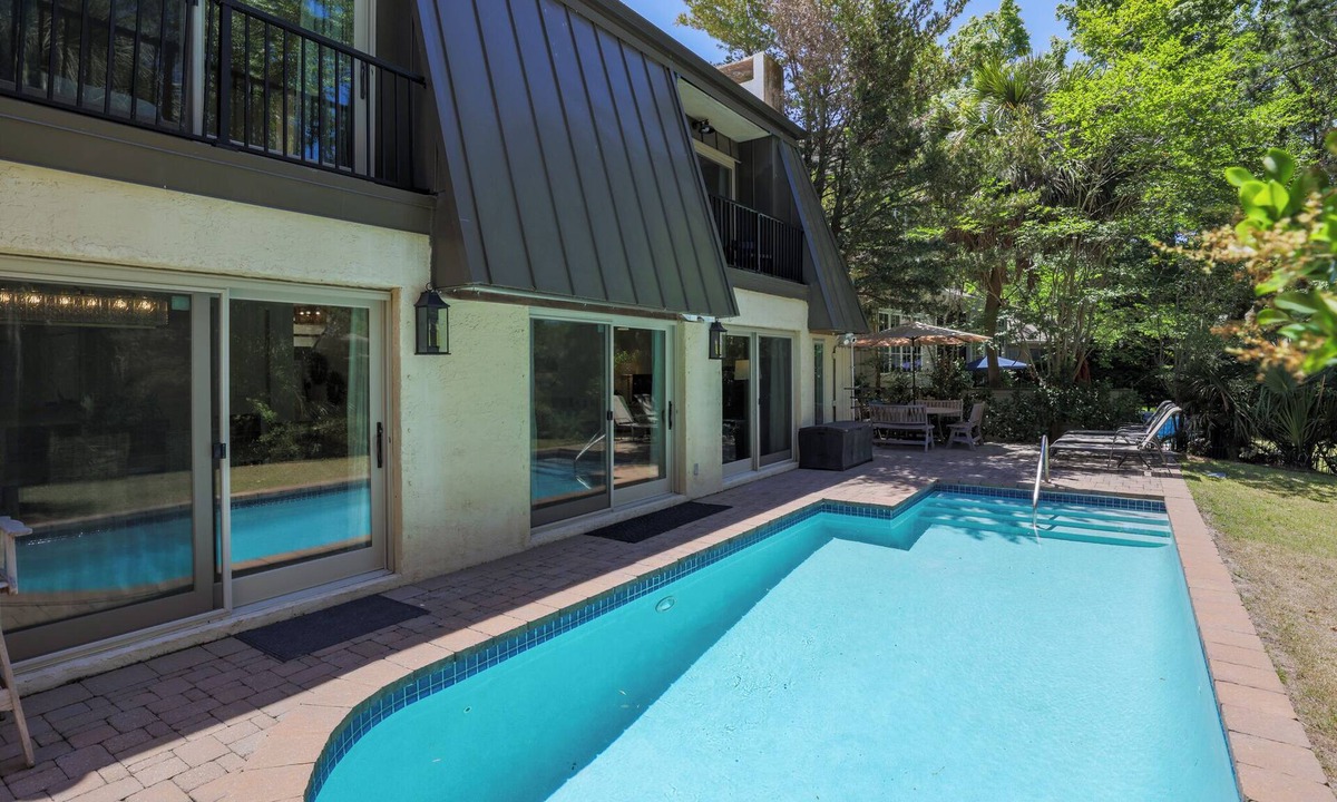 Heritage Woods House | 15 Wagon Road: Walk to the beach! Private Pool with Lagoon View!