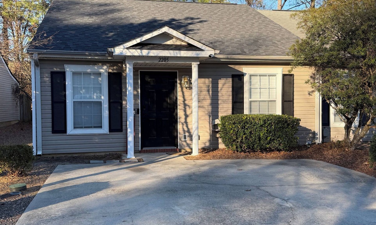National Hills House | 2-bedroom townhome tucked away in Augusta a mile from the Master’s golf course.