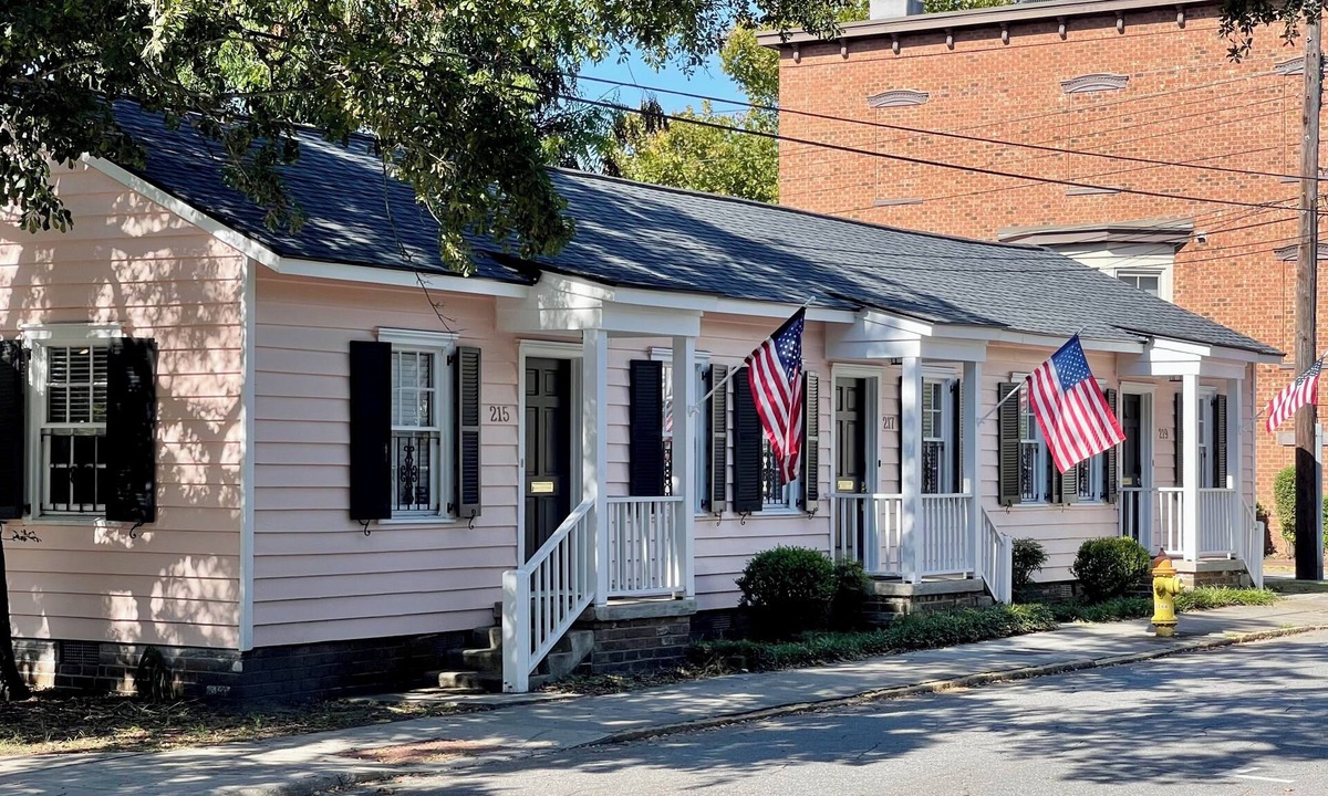 Old West Broad Neighborhood Apartment | 2 BR Gem on Taylor Street, Heart of Historic Savannah, Walk Everywhere!