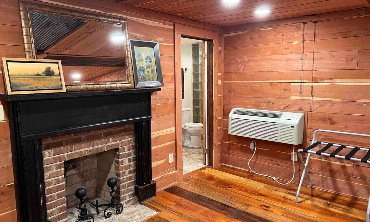 Clinton House | 2 of 3 GuestQuarters & 35 Min to U of Alabama