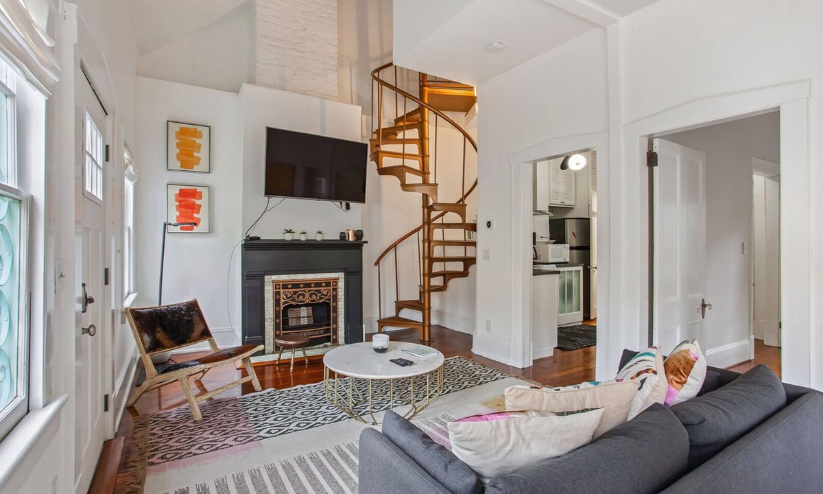 Historic Downtown Savannah Cottage | 2-Story Carriage House on Forsyth Park!