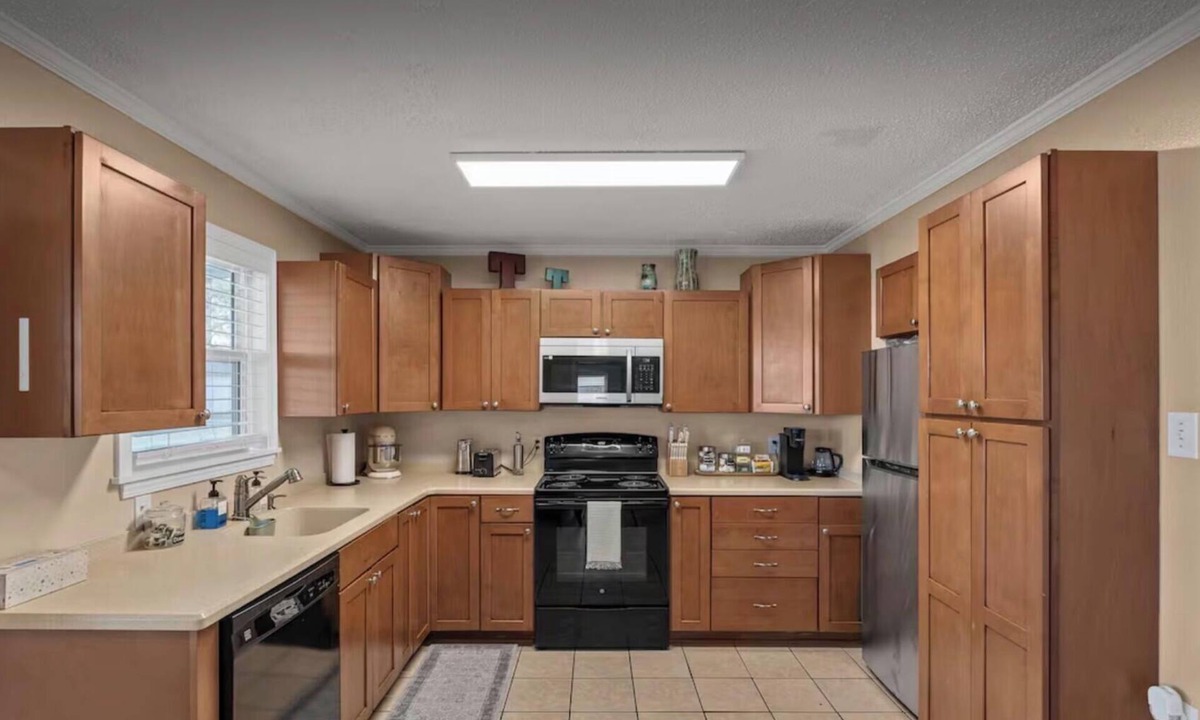 Barksdale Air Force Base House | 3-bedroom house in serene south Bossier City with all the comforts of home!