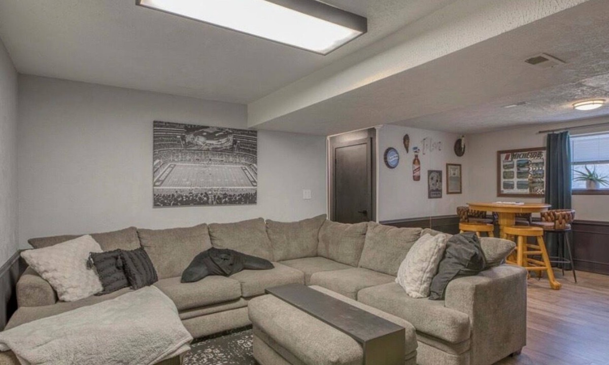 Leawood House | 3 BR Cozy Home w/Large Backyard & Basement Hangout in Quiet Neighborhood