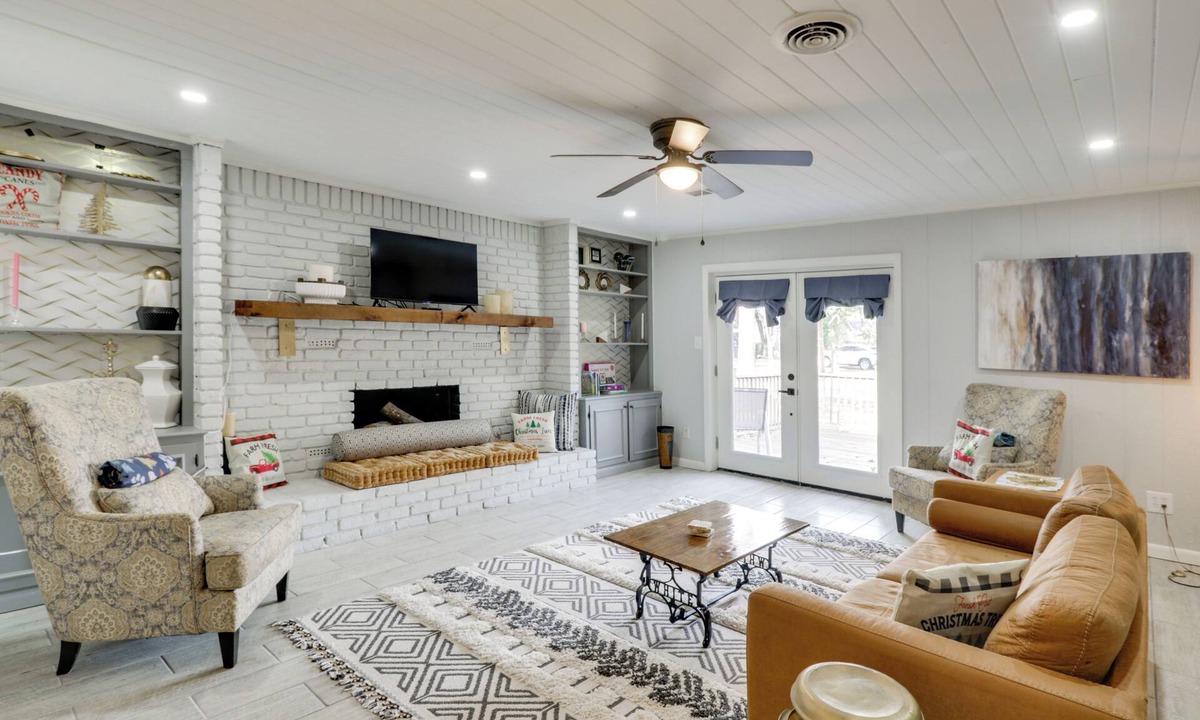 Pine Bluff House | 3 Mi to Saracen Landing! Family Getaway w/Deck