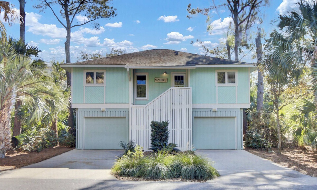 Twin Oaks House | 3 Twin Oaks Lane by AvantStay | Beach Access, Sunroom, Great Location!