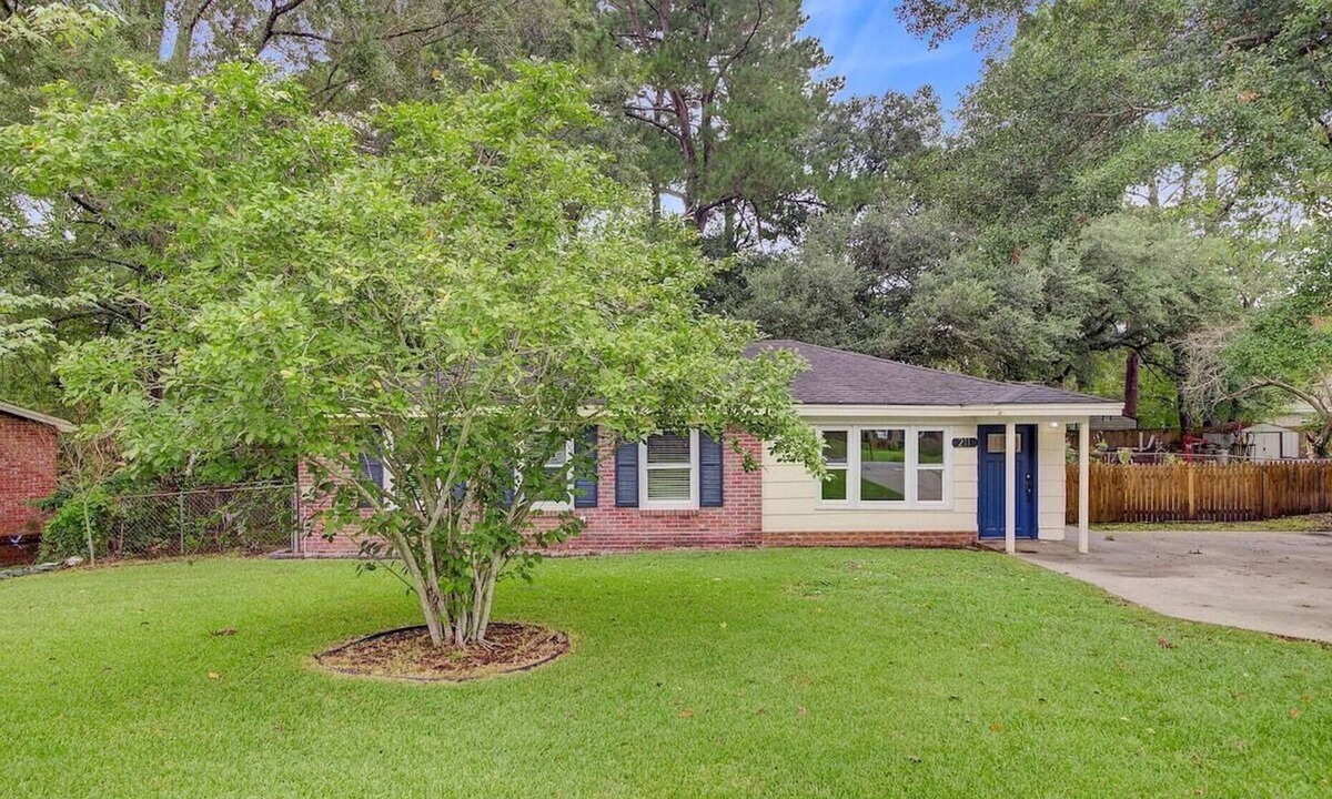 Lincolnville House | 4-Bedroom House Steps From Downtown Summerville with cool AC