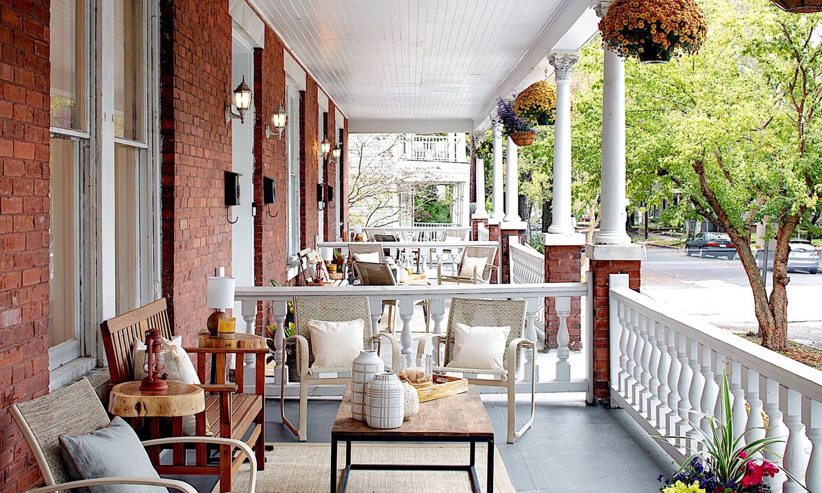 Dixon Park House | 416A Waldburg st · Newly Renovated 1920's Historic District Apt