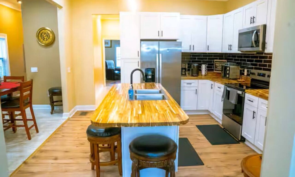 Thomas Square House | 4BR Historic Savannah w/Parking & Patio