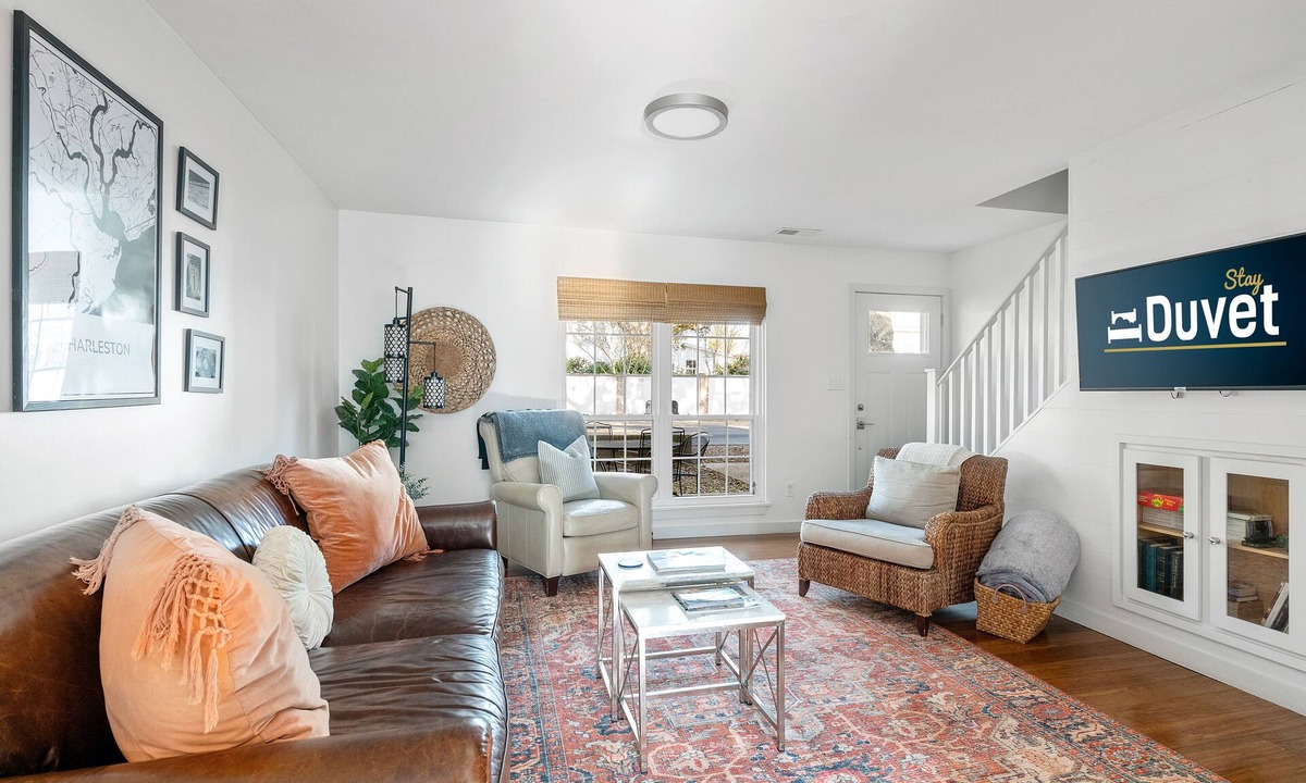 Old Village House | 5 Minute Drive To The Beach! Old Village Getaway