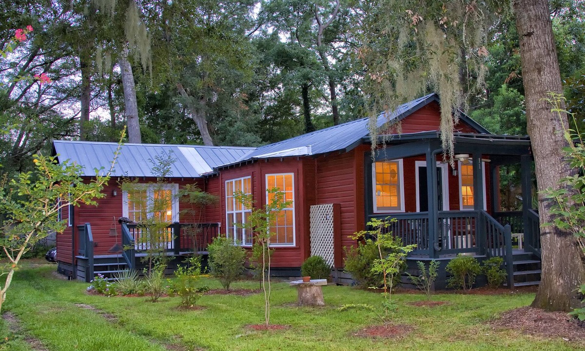 Pigeon Point House | Adorable 2 Bed, 2 Bath Cottage in Historic Beaufort 30 Day Minimum Stay