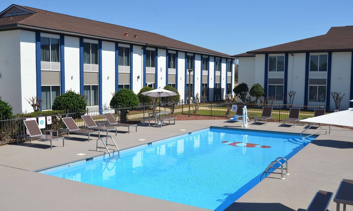 Foley Hotel | Affordable Room 1.21 Miles to Foley Sports Complex – Ideal for Families