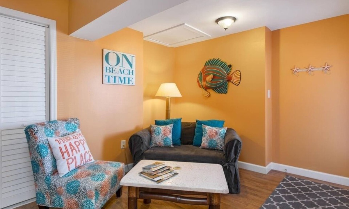 Isle of Palms Condo | Beachy Isle of Palms Studio Condo only 1 Block From BEACH. King Bed!