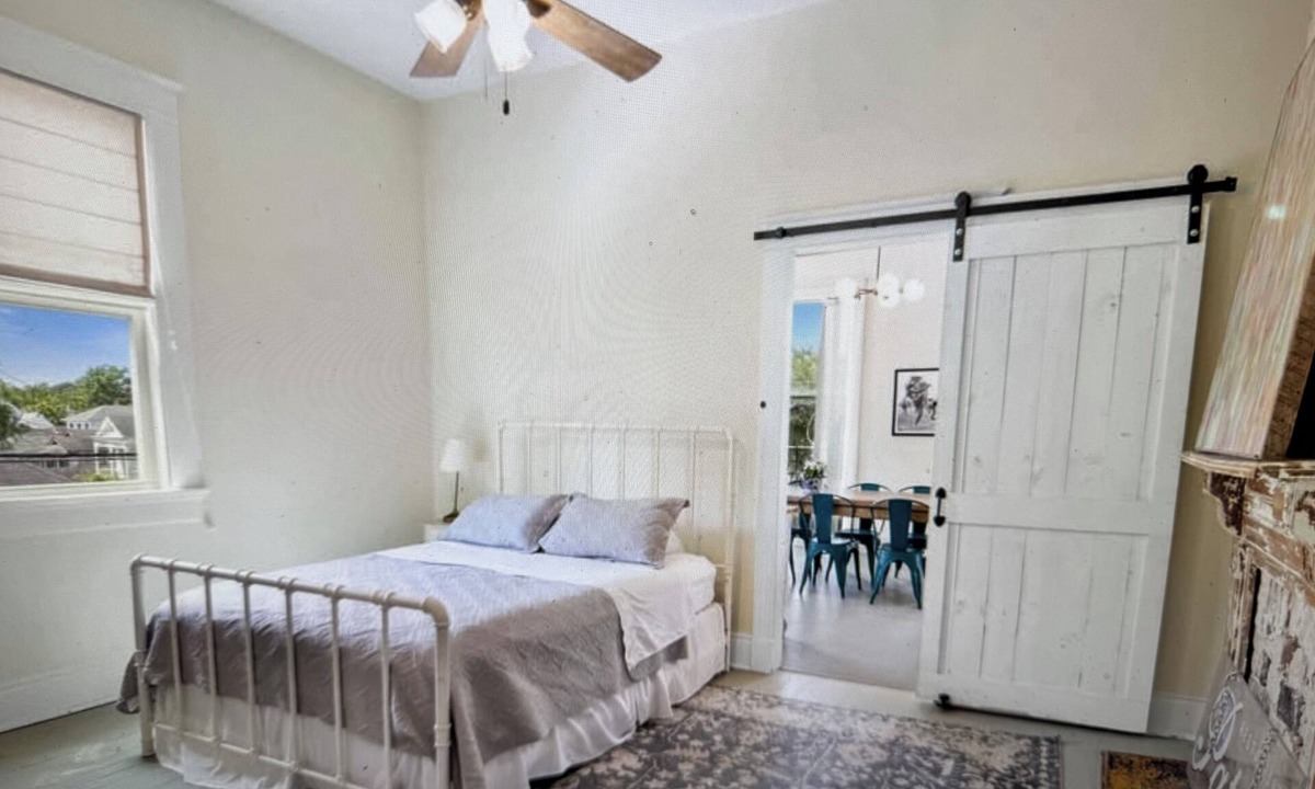 West Riverside Apartment | Beautiful upstairs apartment for rent monthly near Audubon park
