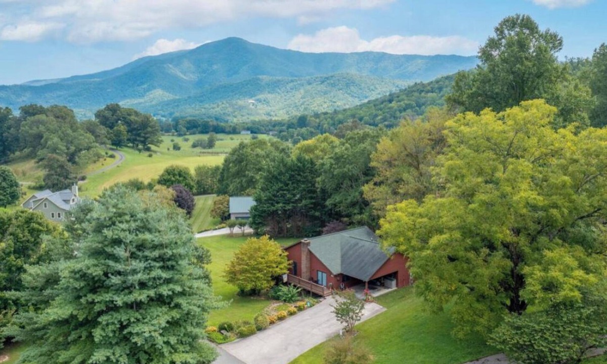 Wears Valley Cabin | Bowling , Corn Hole ,Video Games Pigeon Forge ! Game Room ,Hot Tub-Pool-Fishing