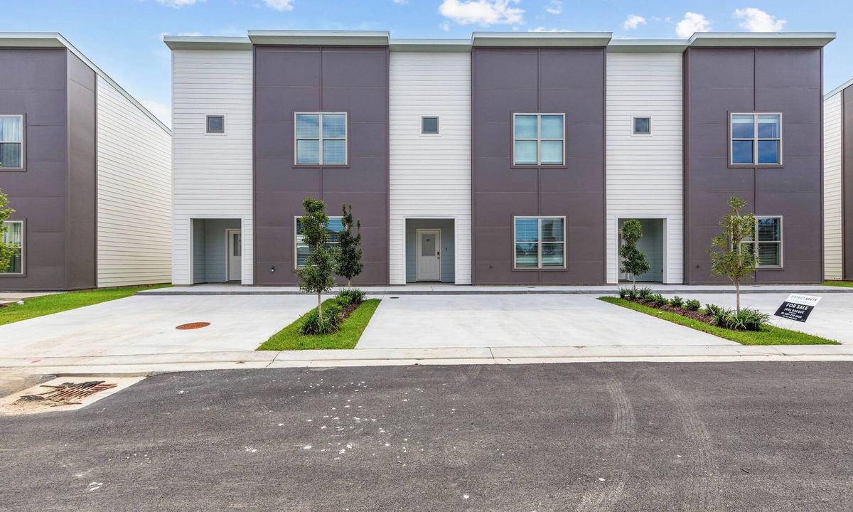 Youngsville House | Brand New Townhome Metairie Center Shopping Area Youngsville