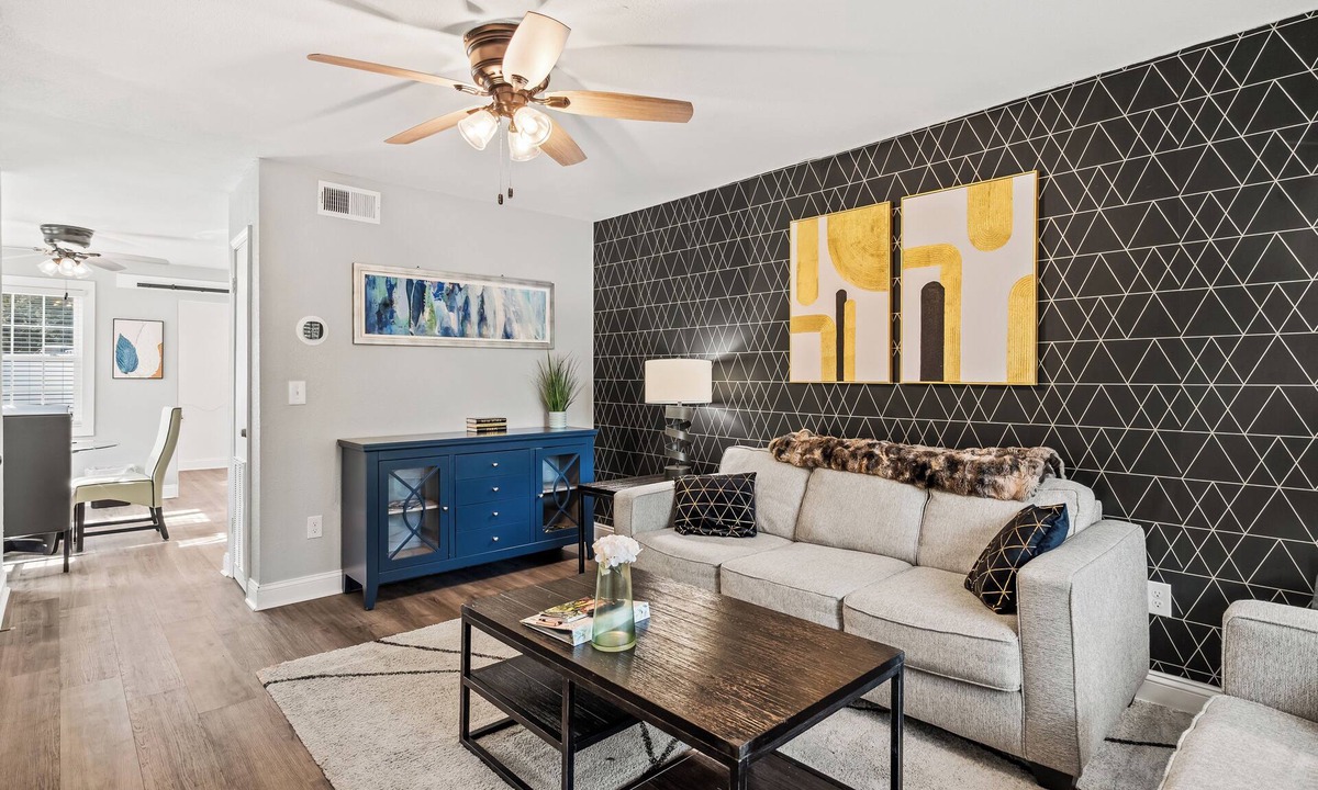 North Charleston House | Bubbly Chateau in Park Circle Perfect for Travelers that want to Socialize