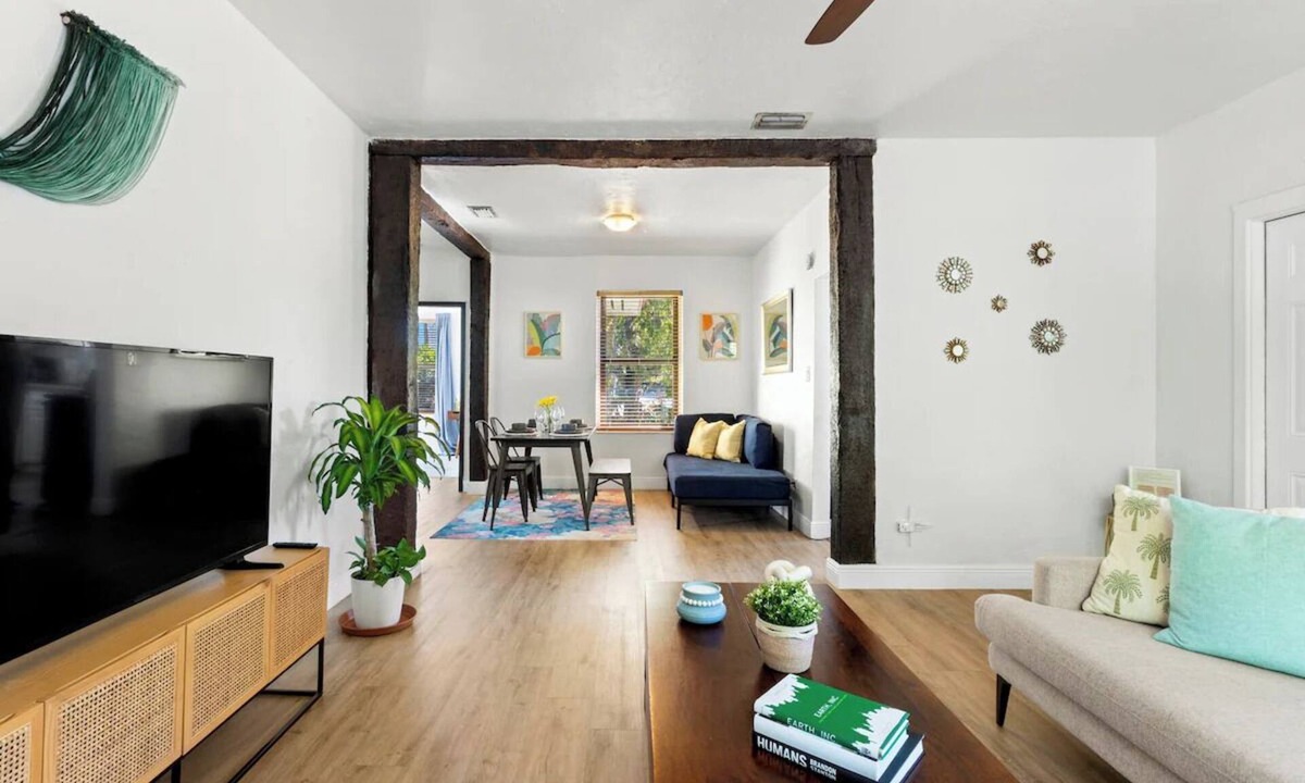 Seybold House | Charming 2-bedroom apartment 1 block away from the Design District!