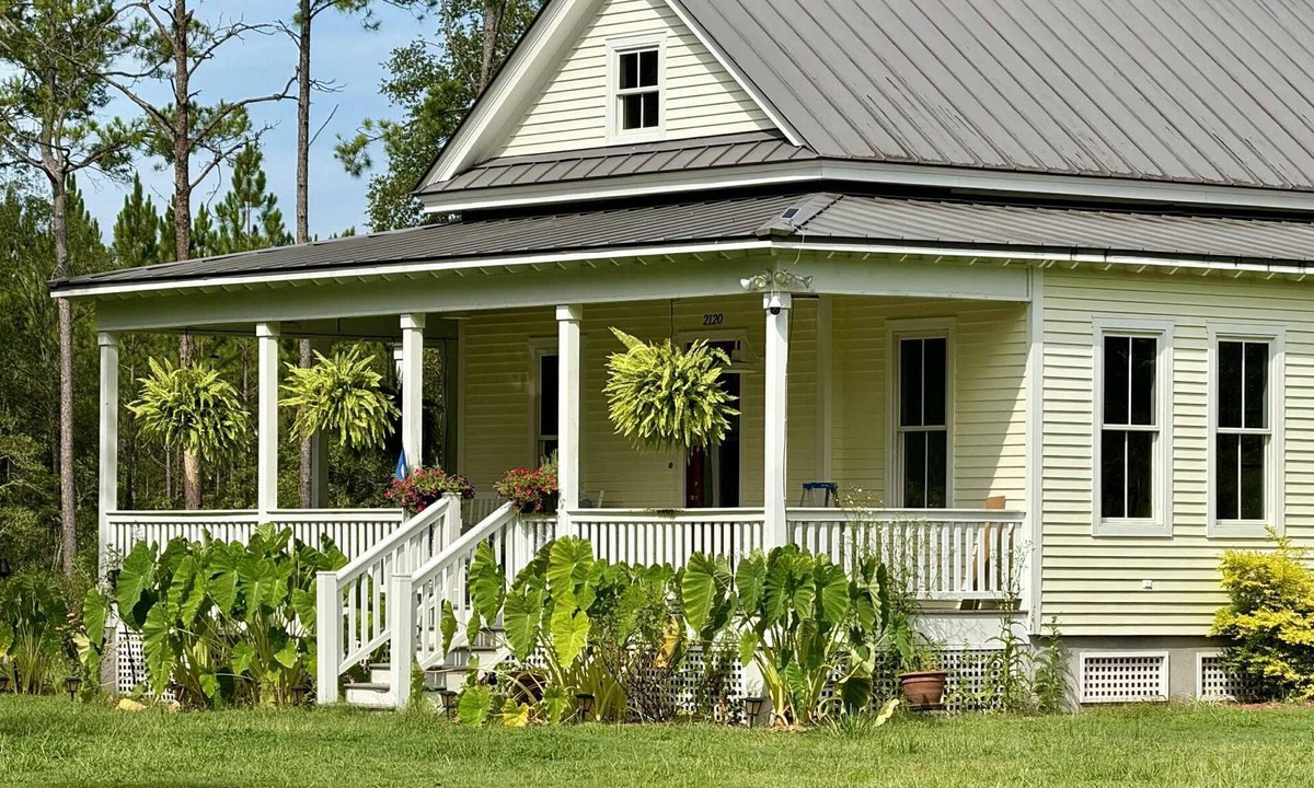 Eden House | Charming 3-bedroom farmhouse, w/fire pit, game room and outdoor space in Guyton
