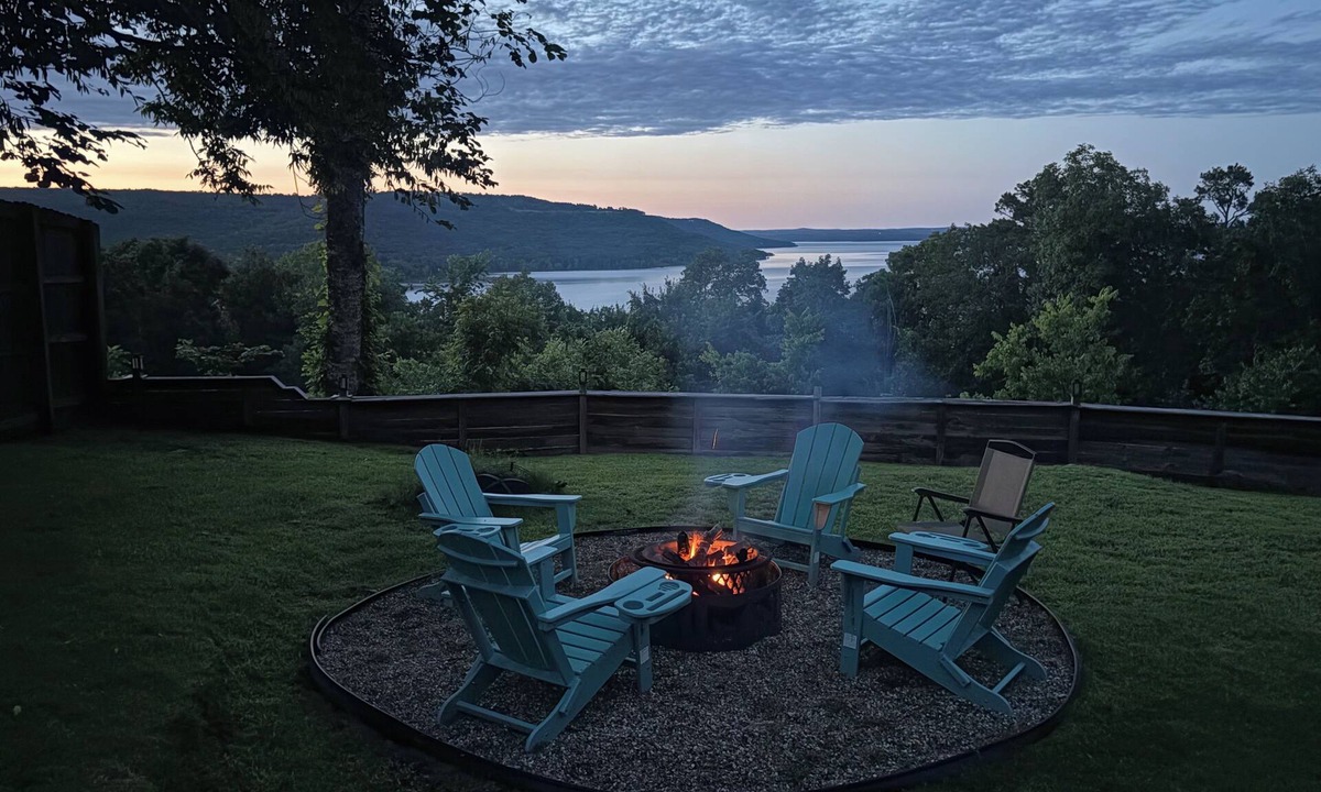 Quitman Cabin | Charming Lakehouse overlooking Greers Ferry Lake