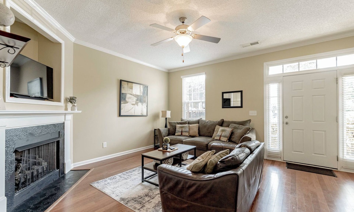 Columbia House | Classy 3 br Townhouse