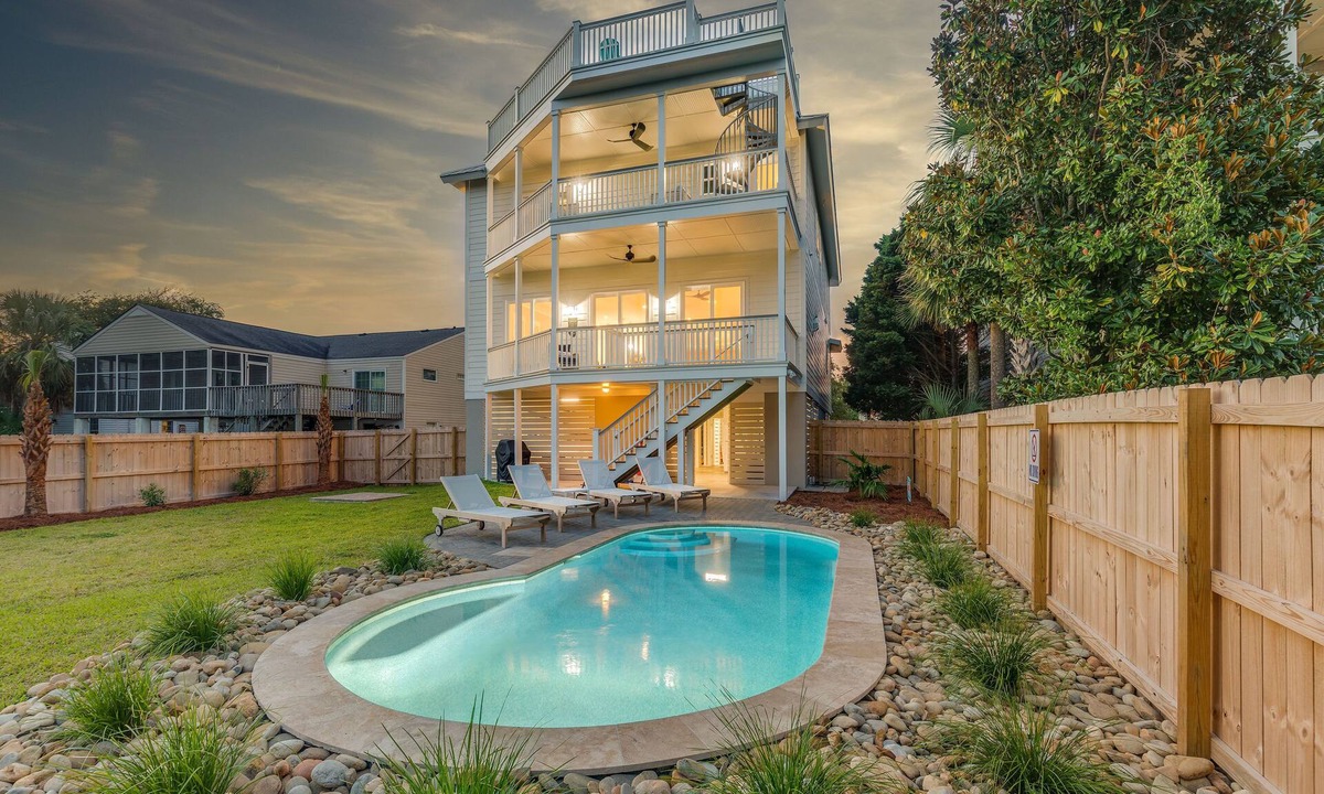 Isle of Palms House | CLOSE TO CHARLESTON/ROOFTOP/LUXURY AMENTIES/POOL/OCEAN VIEW/FANTASTIC FALL RATES