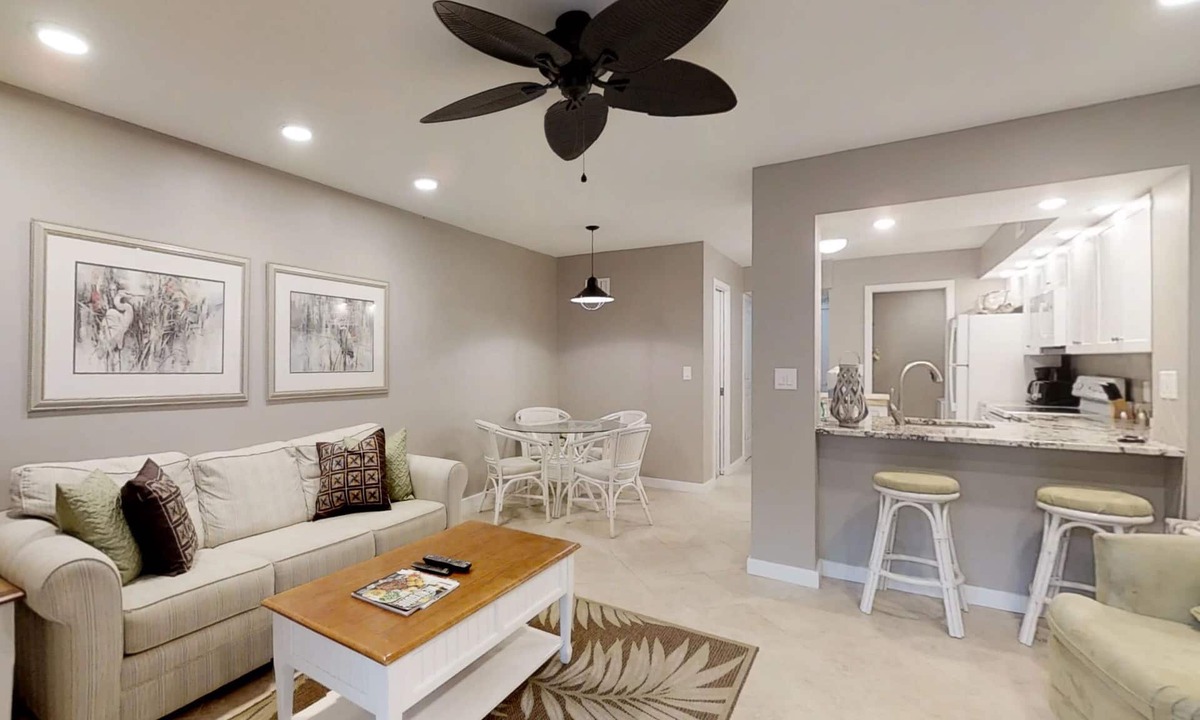 Hilton Head Island Condo | Comfortable Villa with Shared Pool, Courtyard, and Balcony - Walk to Beach