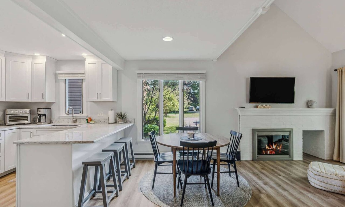 West Hartford Condo | Condo Steps from Lake Pinneo, Fairway Village