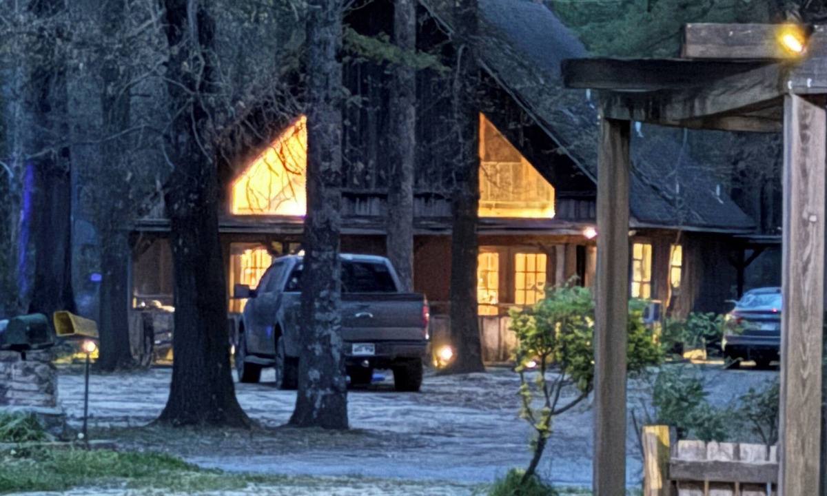 De Valls Bluff Cabin | Cozy 2-bedroom cabin in the woods near The White River
