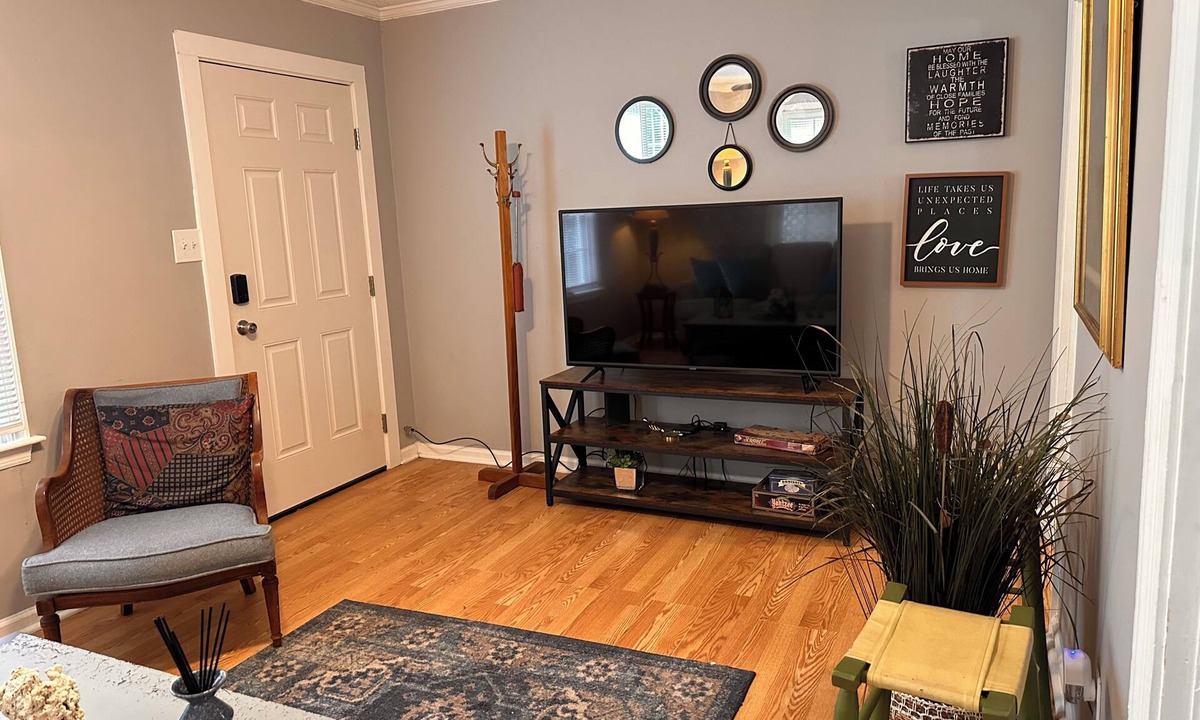 Savannah Cottage | Cozy 2 bedroom cottage that is close to everything.