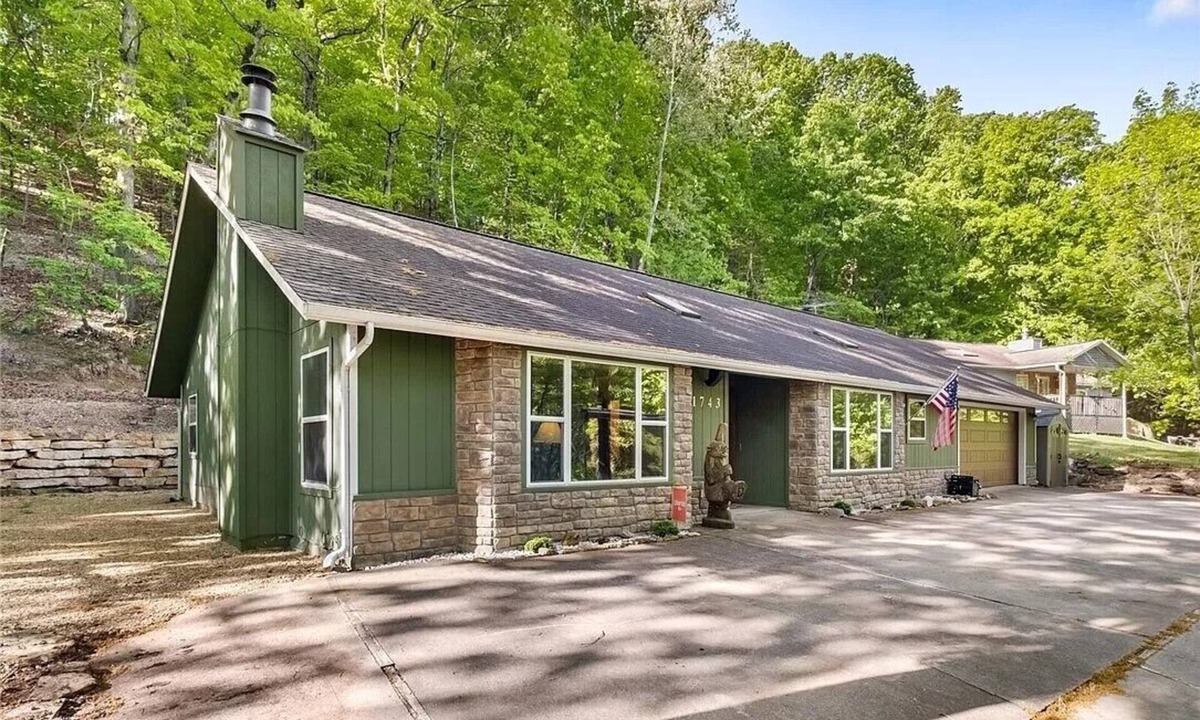 Lost Bridge Village House | Cozy 4-bedroom house at beautiful Beaver Lake with fire pit and nice patio!