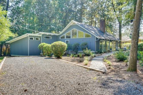Summerville Historic District House | Cozy Abode w/Yard ~ 1 Mi to Dtwn Summerville