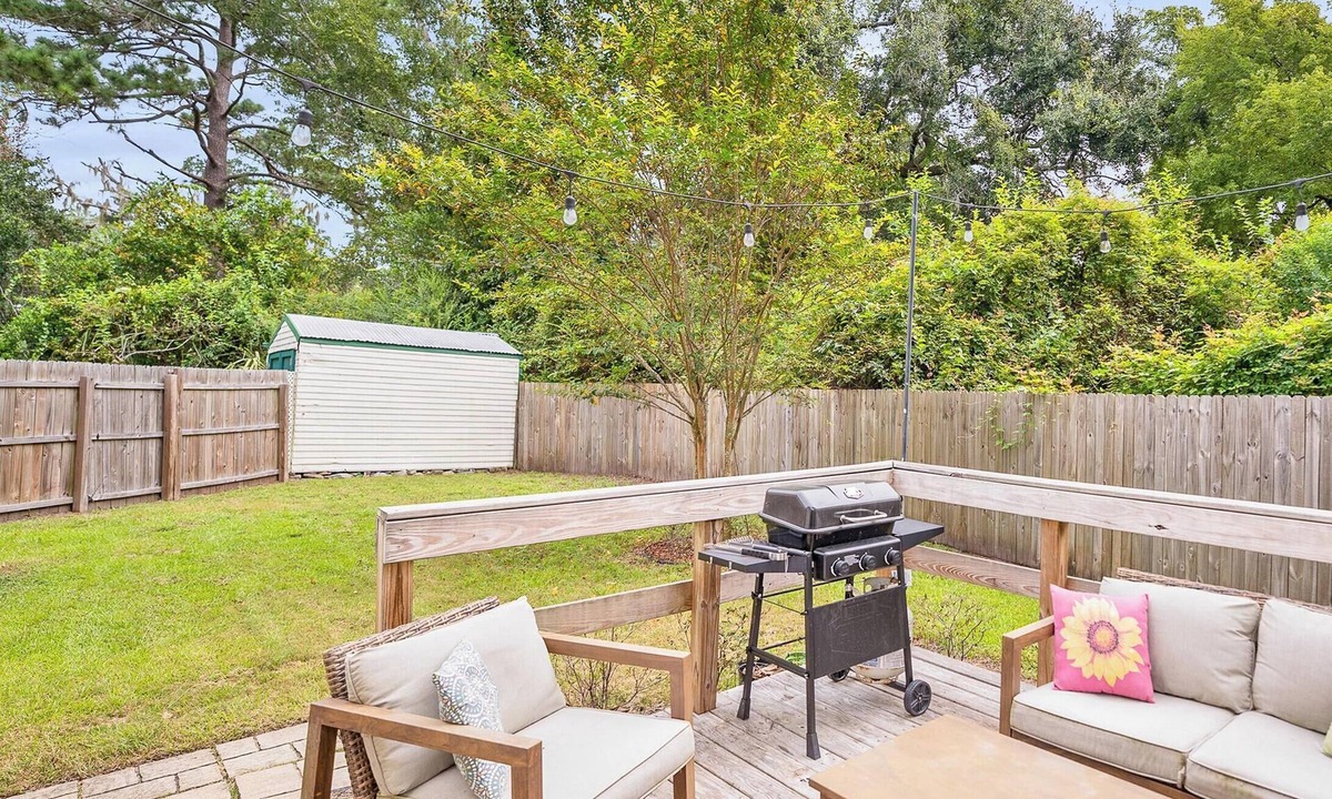 Beaufort House | Cozy Cottage, Deck + Yard, Near Downtown & 10 min to Parris Island