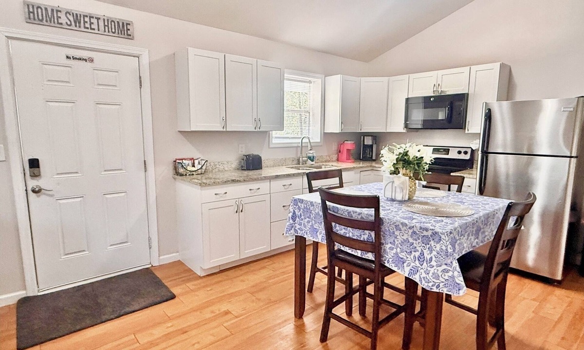 North Charleston Apartment | Cozy/Entire 2 Beds & 1 Bath Apartment. Private Entry.15 min from Airport