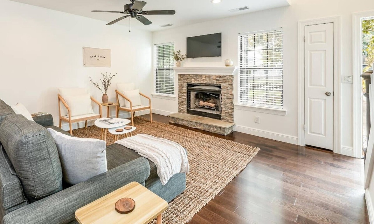North Charleston Villa | Cozy, Modern Townhome - Walk to Park Circle!