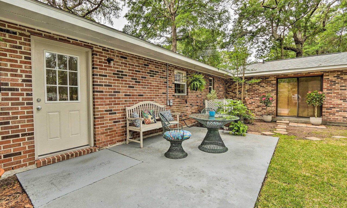 Beaufort Apartment | Cozy Studio with Yard, 6 Miles to Dwtn Beaufort!
