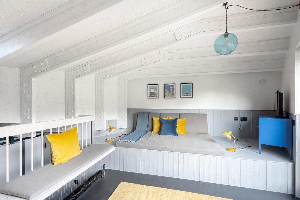 Bath Apartment | Deep Lock Studio
