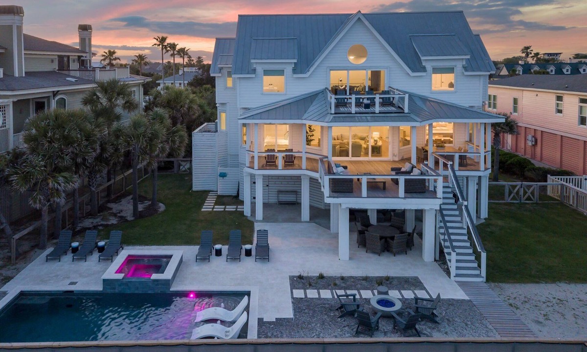 Isle of Palms House | Discounts! Beautifully decorated 206 Ocean Blvd. Oceanfront, Pool/Hot Tub, Elevator