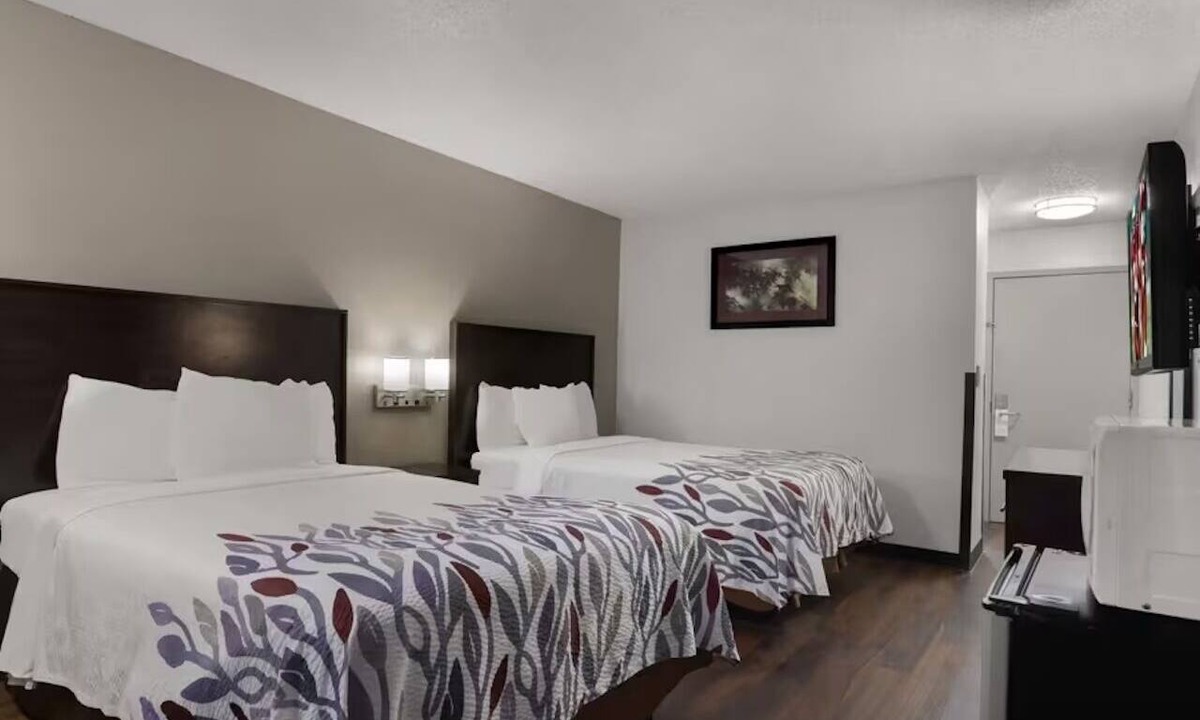 Pooler Hotel | Double Full Beds | Steps to Children's Museum | Free Parking & Pool Access