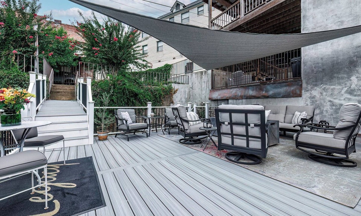 Hot Springs Apartment | Downtown Hot Springs! Spacious outdoor area! Walking distance to bathhouse row.