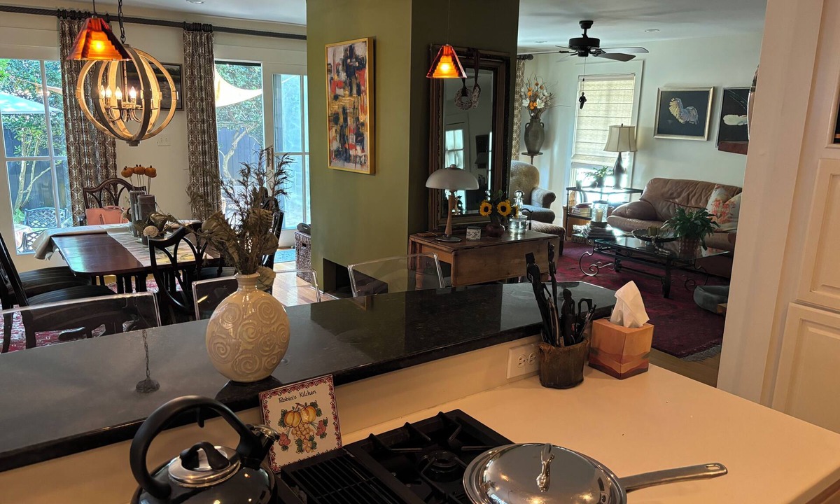 Harleston Village House | Downtown open space home with a patio garden for the month of August