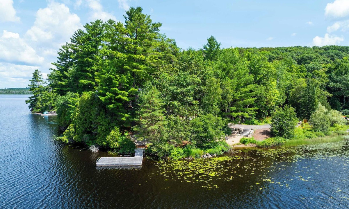 Baysville Villa | Echo Beach Summary: E