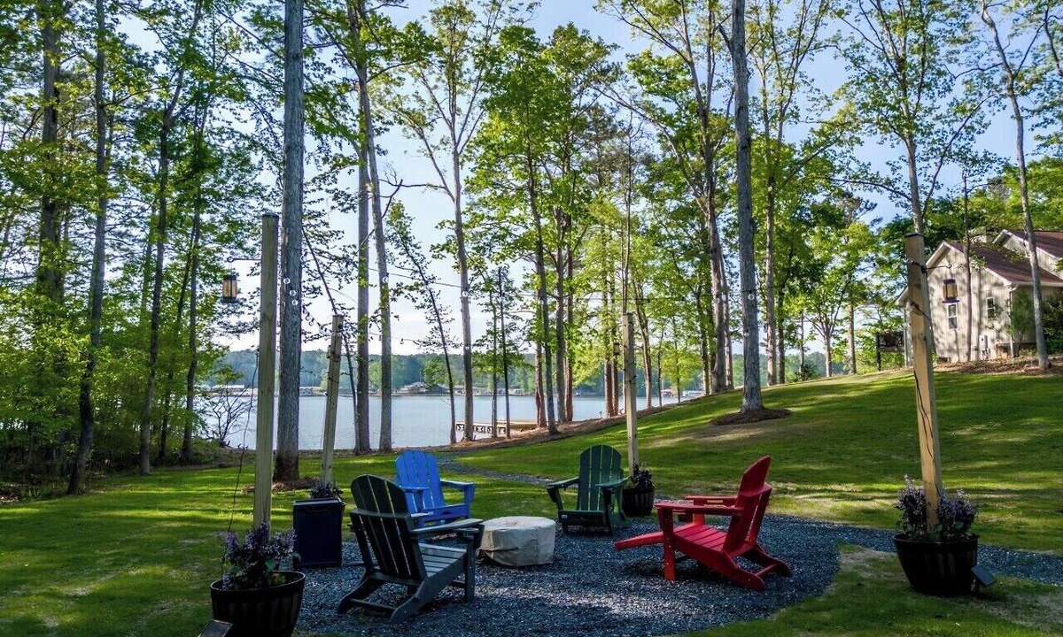 Eatonton House | Enjoy a modern Lake Sinclair retreat with two king beds, a private putting green, kayaks, and a game room.