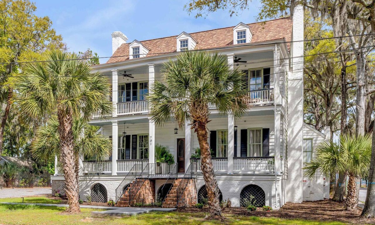 The Old Commons House | Exclusive Access to Circa 1785 Hotel w Water Views