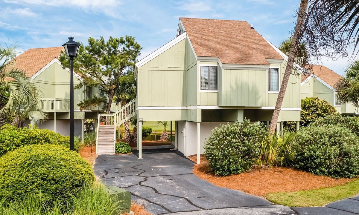 Sealoft Villas Villa | Fairway & lake-view villa with AC, decks, grill, on-site pools & golf