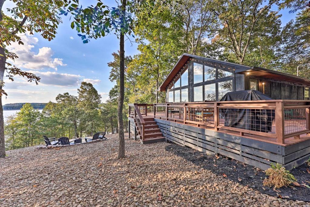 Rogers House | 'Foxtail' Cabin Retreat: Steps to Beaver Lake!