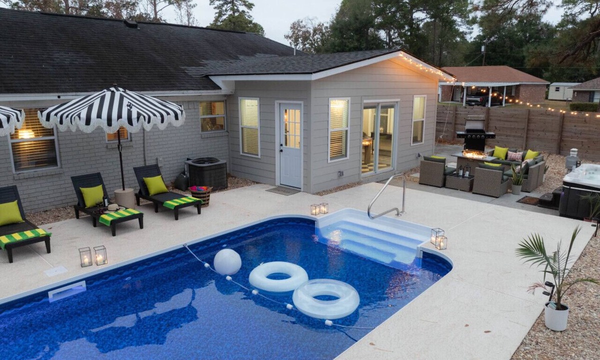 Savannah House | Gilded Magnolia Hideout|Sleeps8|Hot Tub|pet+
