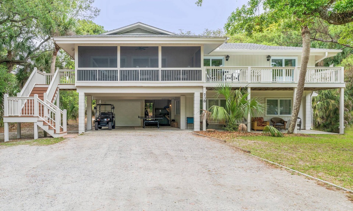 Saint Helena Island House | Golf cart, bikes, PING PONG, corn hole @ Big Kahuna, pets ok, across from beach